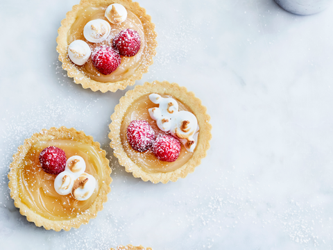 lemon curd-taartjes met frambozen en meringue