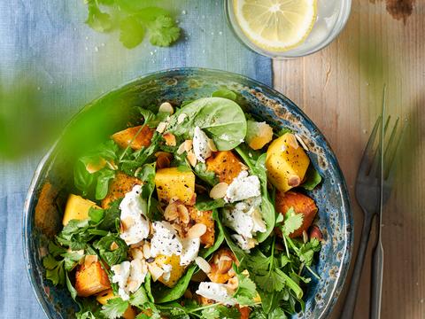 Slaatje van zoete aardappel, mango en amandelschilfers