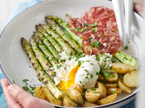 Gegrilde groene asperges met krieltjes