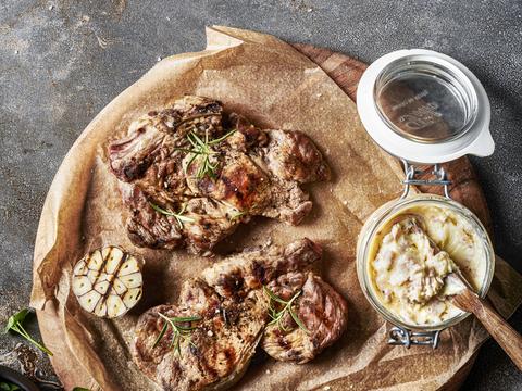 Gegrilde varkenskotelet met spekkaantjesboter
