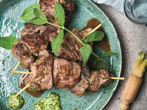 Lambrochettes met muntpesto