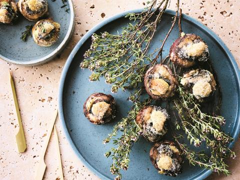 Champignons met wijngaardslakjes en kruidenkaas
