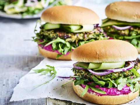 Courgetteburger met rode- bietenhummus en een slaatje