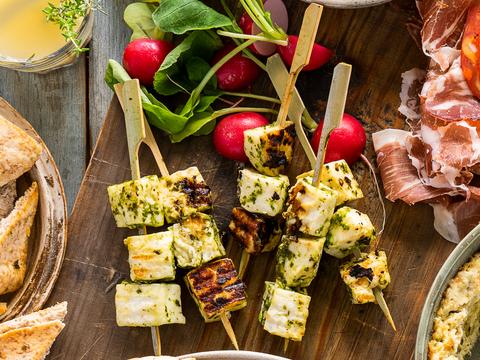 Spiesjes met halloumi en pesto