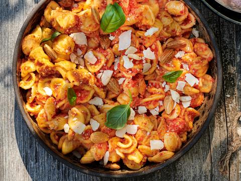 Orecchiette met pesto van gegrilde puntpaprika's