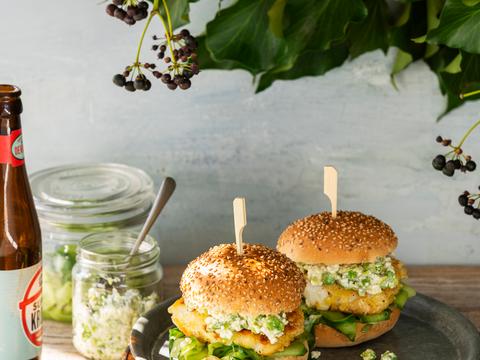 Visburger met erwten-cottagecheesesaus
