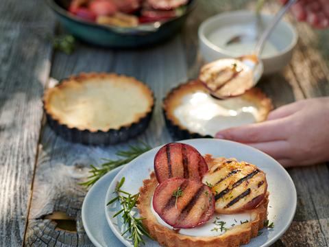 Tarteletjes met gegrilde steenfruit