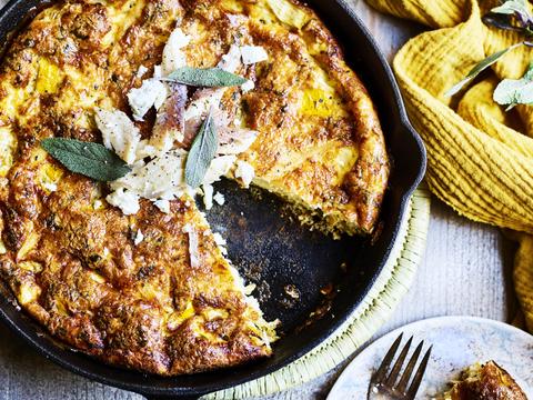 Courgettefritatta met feta, salie en gerookte forel