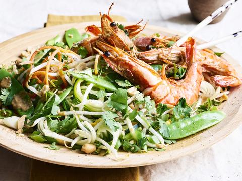Pad thai met courgette, wortel, gamba’s en pindadressing