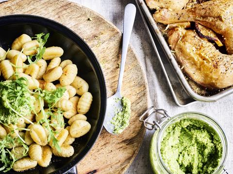 Citroenkip met gnocchi en courgettepesto