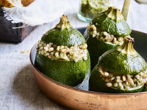 Gevulde bolcourgettes met parelcouscous en gerookte zalm
