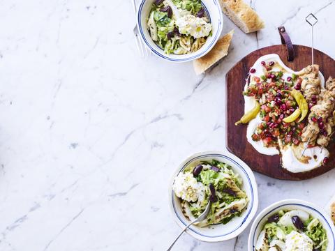 Pittige pepersalade met frisse yoghurtdip en kipspiesjes