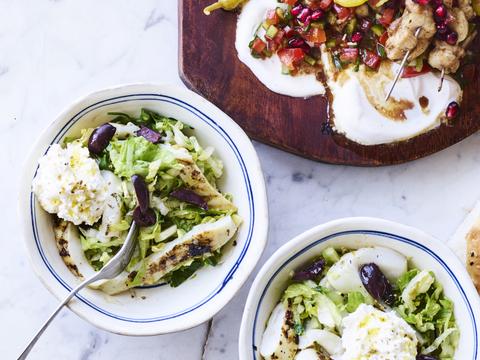 Griekse salade met gegrilde inktvis en fetaroom