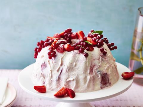 Yoghurtijstaart met aardbeien en rode bessen