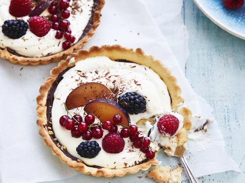 Zandtaartjes met zomerfruit en chocolade