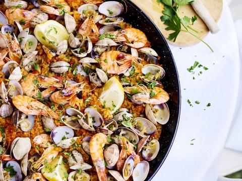 Paella met schelpjes en bouquetgarnalen