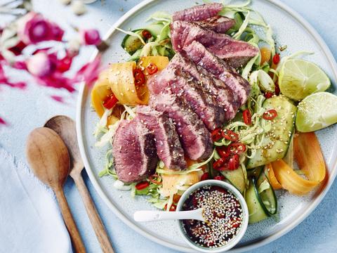 Noedelsalade met gegrilde steak