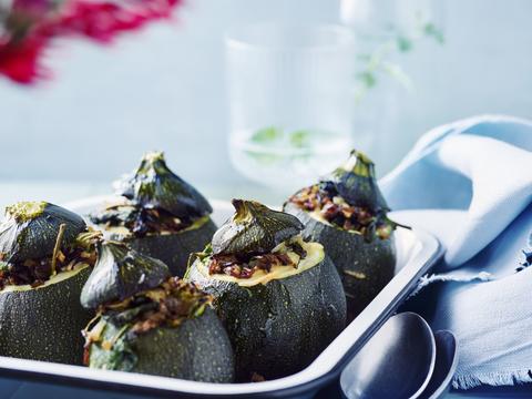 Gevulde courgettes met rijst en groenten