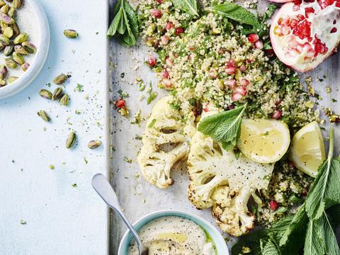 Geroosterde bloemkoolsteaks met kruidige quinoa en hummus