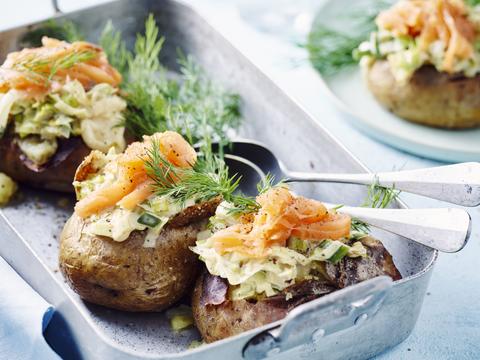 Gepofte aardappel met prei en gerookte zalm
