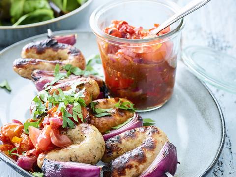 Worst op een stokje met tomatenrelish 