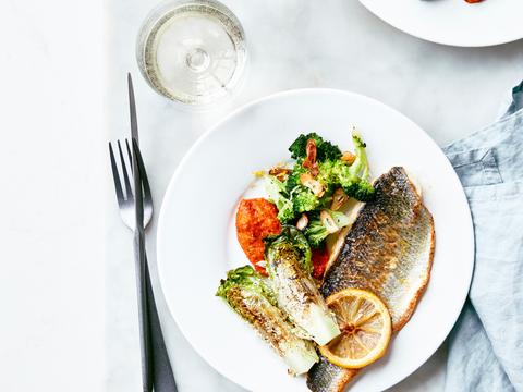 Gegrilde zeebaars met romescosaus