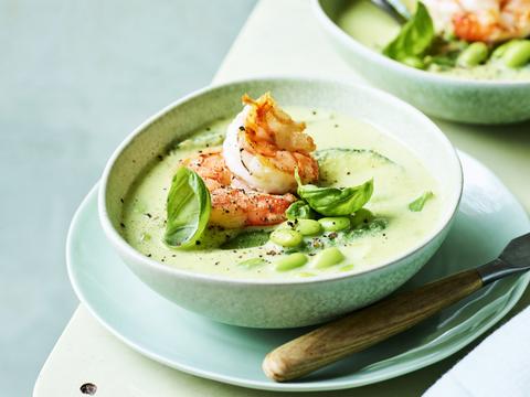 Courgettesoep met gebakken scampi’s en basilicum