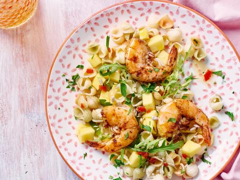Schelpjessalade met scampi’s, mango en zoete chilisaus