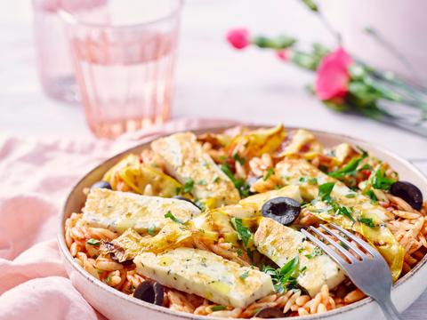 Griekse orzo met halloumi, gegrilde courgette en zwarte olijven