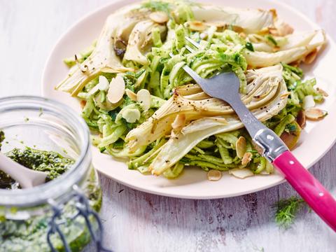 Courgetti met basilicum-amandelpesto