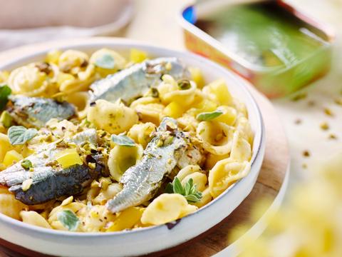 Orecchiette met gele paprikacrème, pistaches en sardines