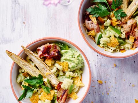 macaroni met mais, bacon en romige avocadosaus