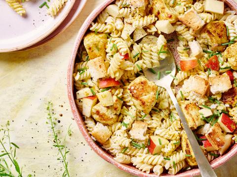 Fusilli met gebakken kip, appel en croutons