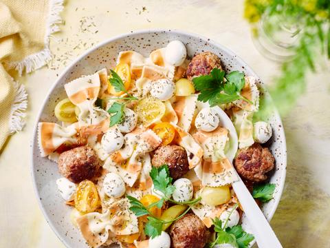 Farfalle met gehaktballetjes, mozzarella en kerstomaatjes