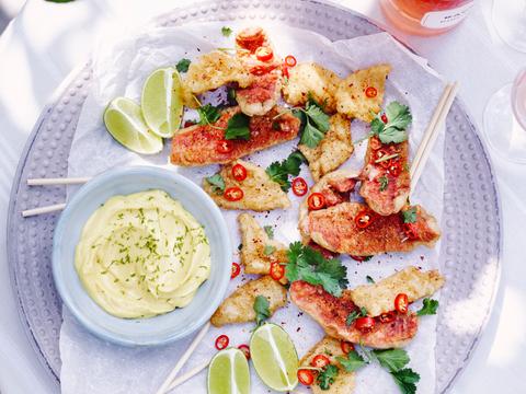Gefrituurde calamares en rouget met limoenaioli