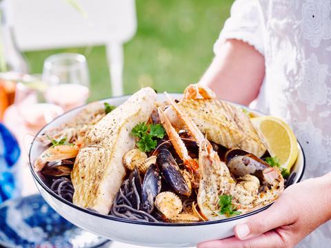 Zeevruchten met zwarte pasta