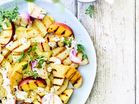 Pittige aardappelsalade met gegrild fruit