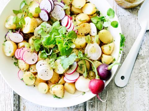 Lauwe krieltjessalade met radijzen