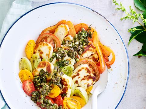 Gegrilde halloumi met tomaten en kruidensaus