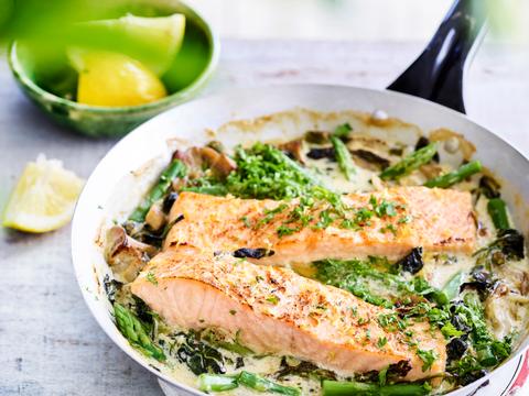 Zalm in citroen-roomsaus met groene asperges