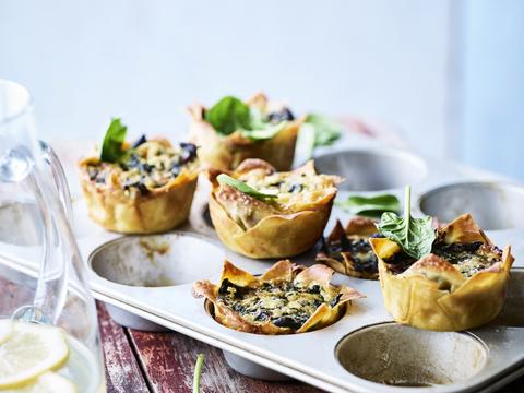 Miniquiches met wontonvellen en gerookte forel