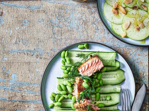 Komkommerwrap met knapperig gebakken zalm