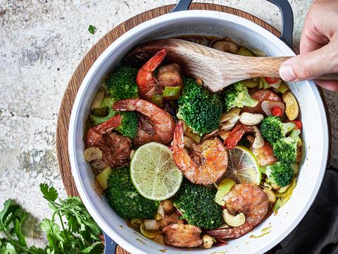 Scampi's met cashewnoten en broccoli