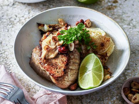 Gegrild kalfslapje met geroosterde spitskool en misosaus