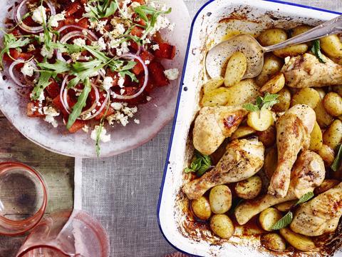 drumsticks met geroosterde krielaardappelen en watermeloen-fetasalade