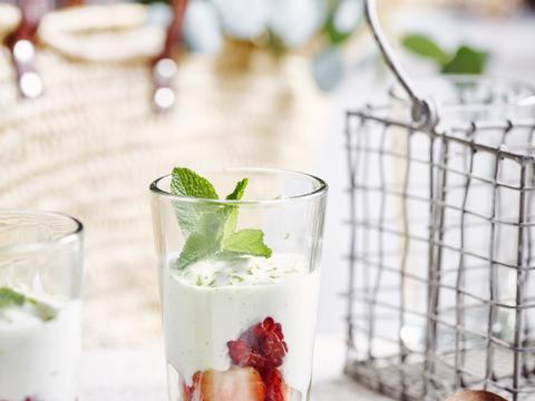 picknickglaasjes met plattekaas en aardbei