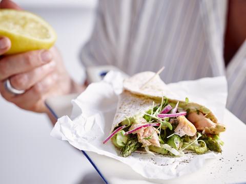 wraps met avocado, groene asperges en zalm