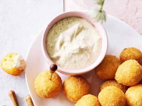 krokante kaasballetjes met mosterdsausje