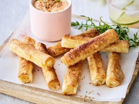 kaasloempia_s met pikante saus