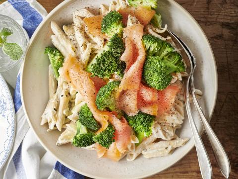 Glutenvrije pasta met gerookte zalm, kruidenkaas en broccoliroosjes